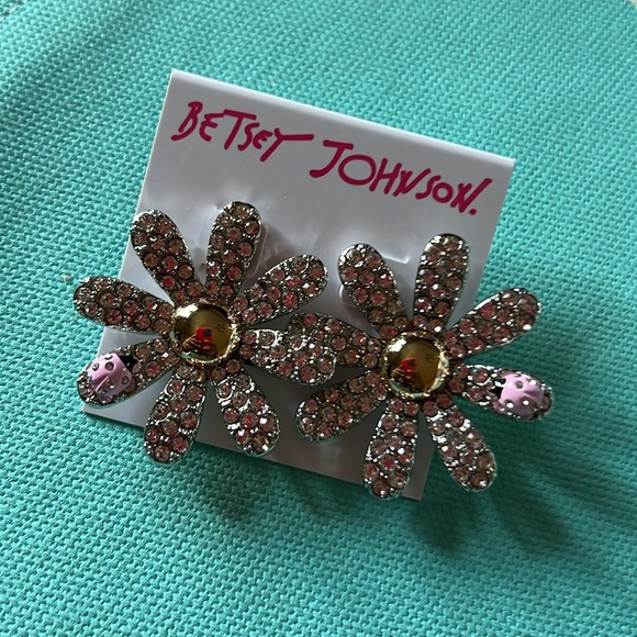 Betsey Johnson daisy stud w ladybug - Picture 2 of 6